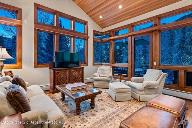 Building Photo - 315 S 1st St