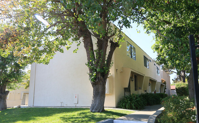 Building Photo - Regency Townhouses