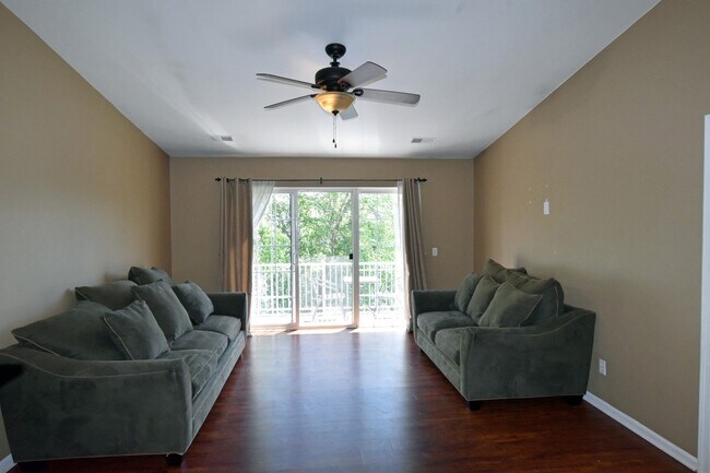 Foto del edificio - 3-Bedroom, 2-Bath, 2-Car Garage Condo, Ste...