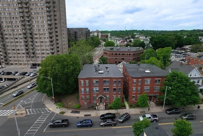 Building Photo - 550 Main St