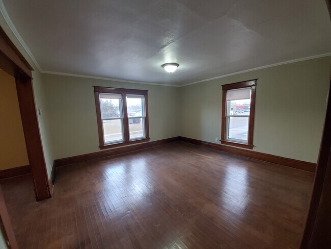 Building Photo - 727 4th Ave