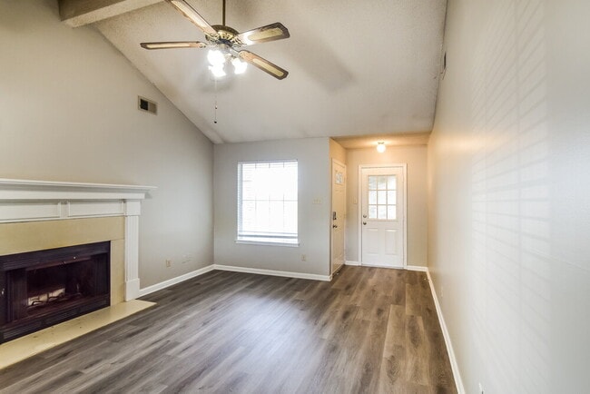 Foto del edificio - 6991 Raleigh Lagrange Rd