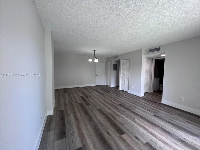 Foto del edificio - 8200 SW 210th St