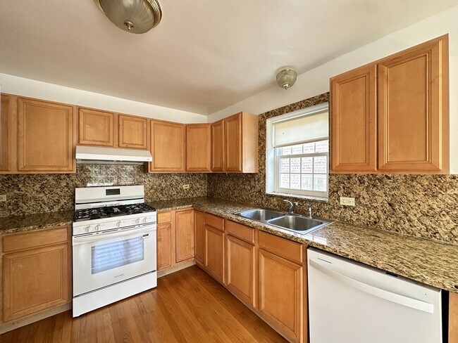 Building Photo - 5534 N Campbell Ave