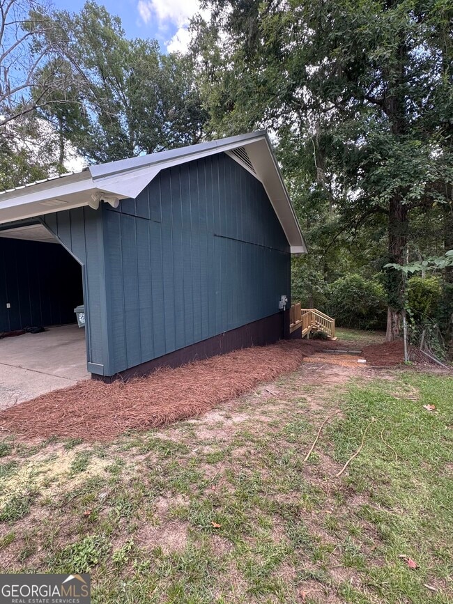 Building Photo - 304 Pinewood Dr