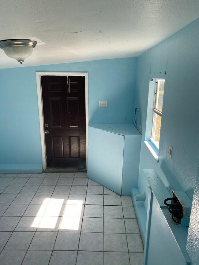 Laundry room - 2365 Canal St