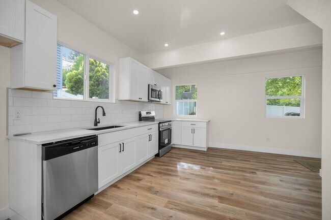 Foto del edificio - New Updated 3 Bed 2 Bath Lower South Hill Home!