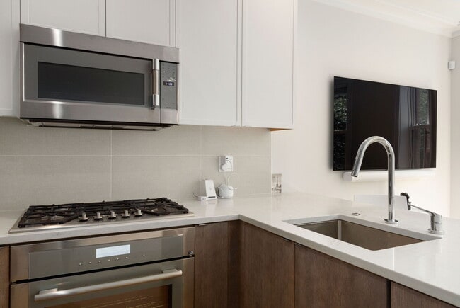 Building Photo - 53 Rutland Sq
