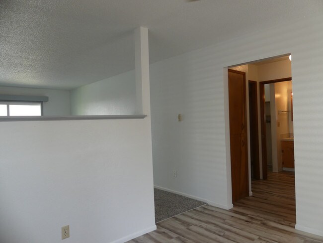 Building Photo - Come See this Adorable Gresham Duplex!