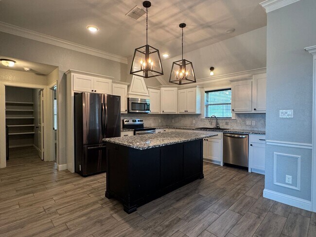 Building Photo - 205 Meadow Ln