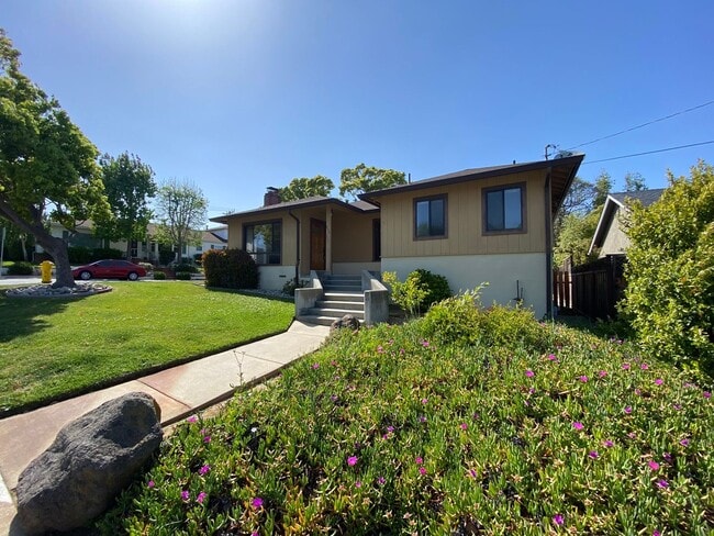 Building Photo - Renovated Single-Family Home on the Penins...