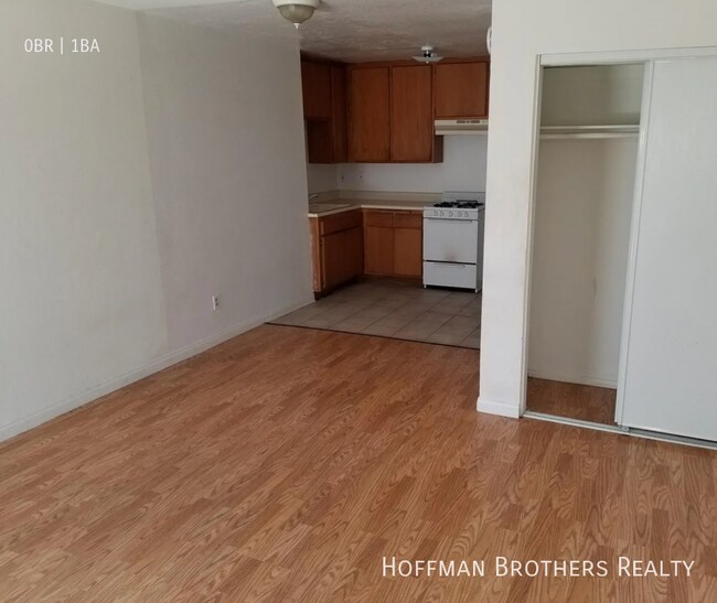 Foto del edificio - 5247 Riverton Ave