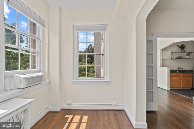 Foto del edificio - 2737 Devonshire Pl NW