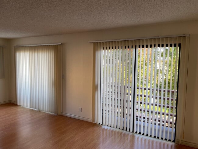 Building Photo - 121 S Swall Dr