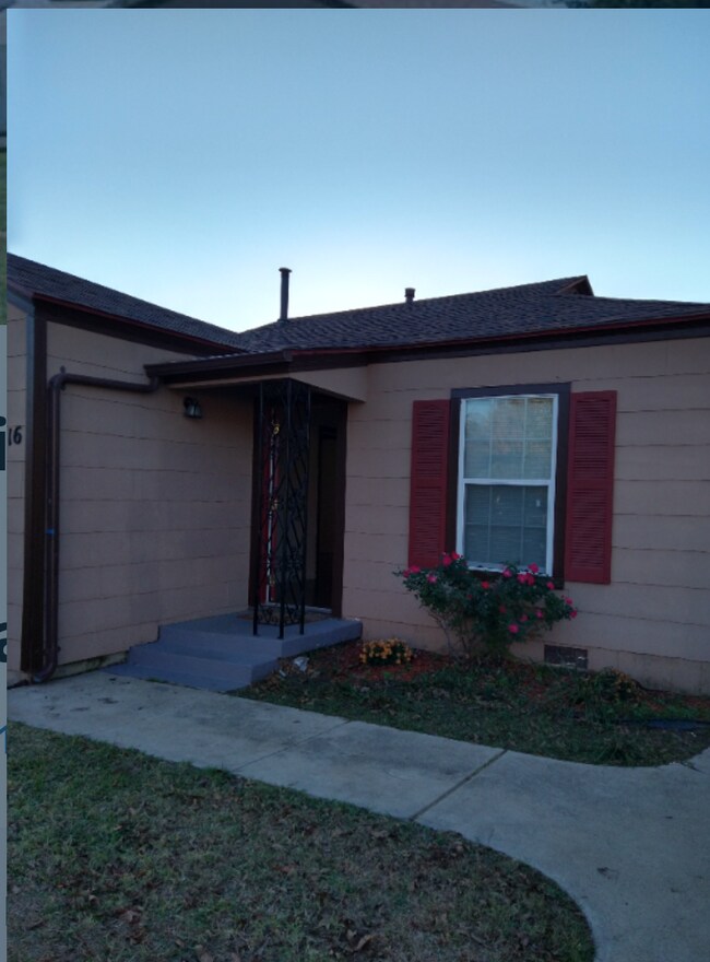 Foto del edificio - 2716 Vogt St