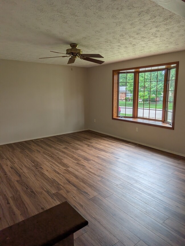 Building Photo - 549 Poplar Dr