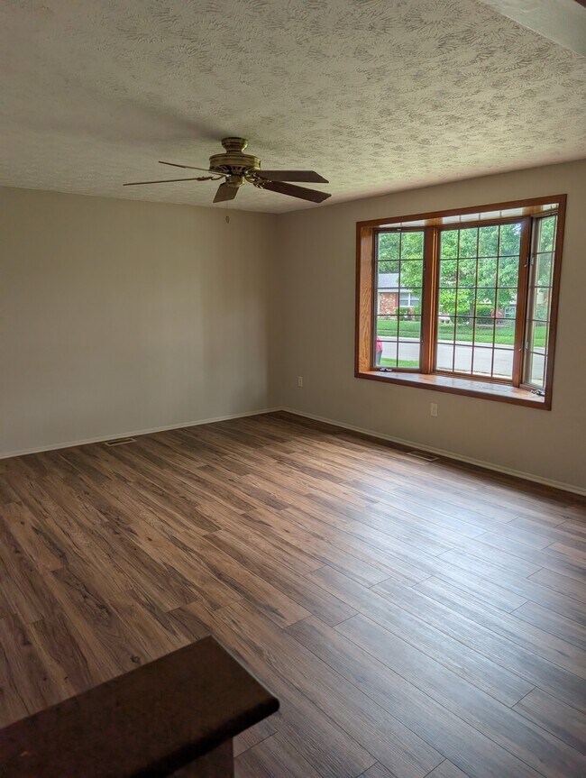 Foto del edificio - 549 Poplar Dr