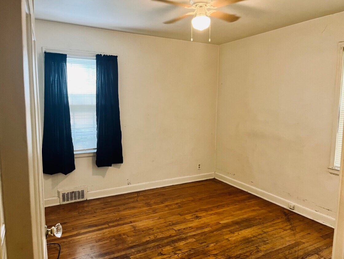 Nice size bedroom with hard wood floors - 4025 N Sherman Blvd