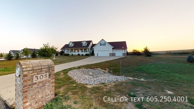 Building Photo - Massive 4 Bedroom 3.5 Bathroom on the East...