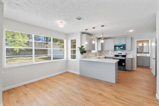 Foto del edificio - 3811 Woodbriar Dr