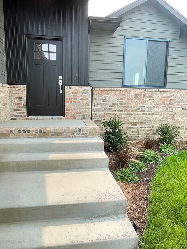 Building Photo - 5496 N Toben Dr