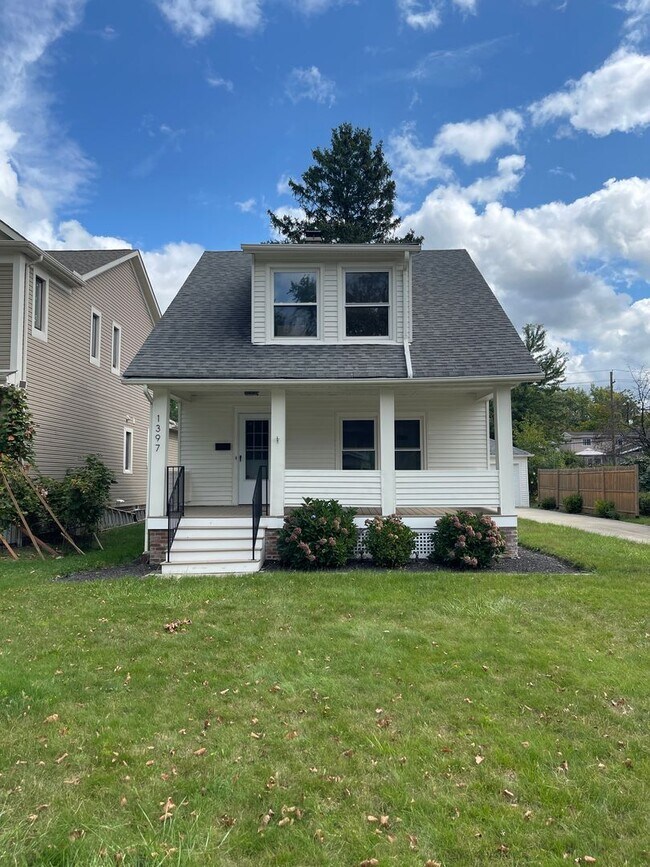 Building Photo - Charming Bungalow