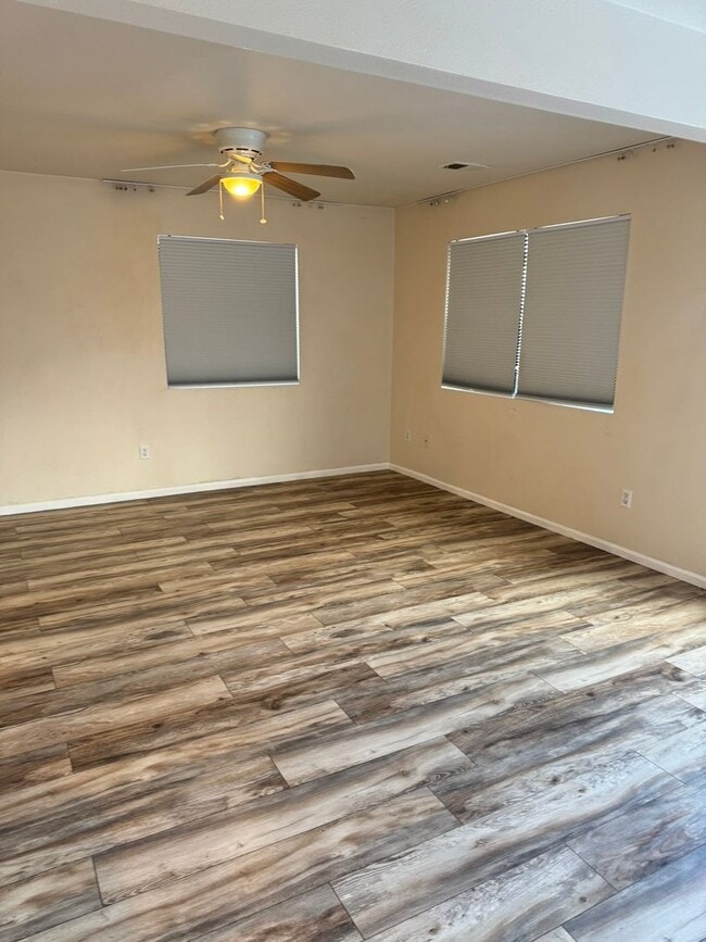 Building Photo - Corner Lot Townhouse, newly painted, new carpet