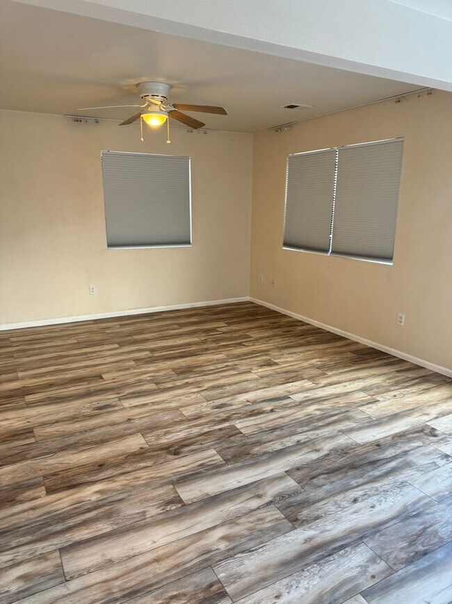 Foto del edificio - Corner Lot Townhouse, newly painted, new carpet