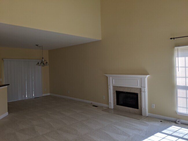 Building Photo - 810 Royal Oaks Dr