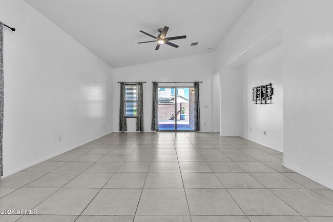 Foto del edificio - 2354 E Bellerive Dr