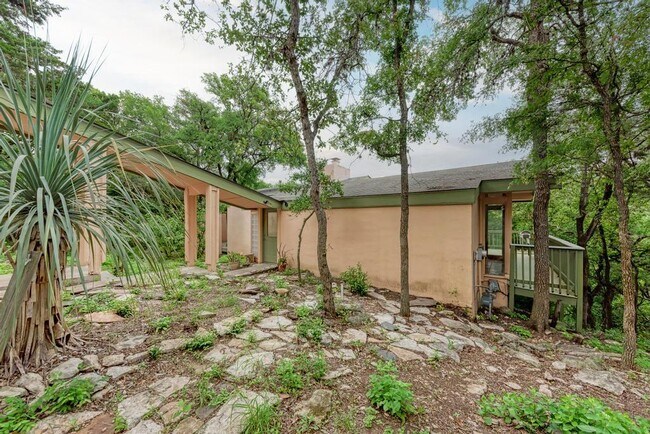 Building Photo - 1811 Brookhaven Dr