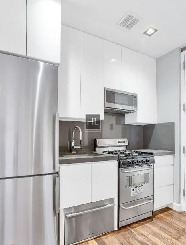 Building Photo - AMAZING 1 BR APARTMENT! WON'T LAST!! NO BR...