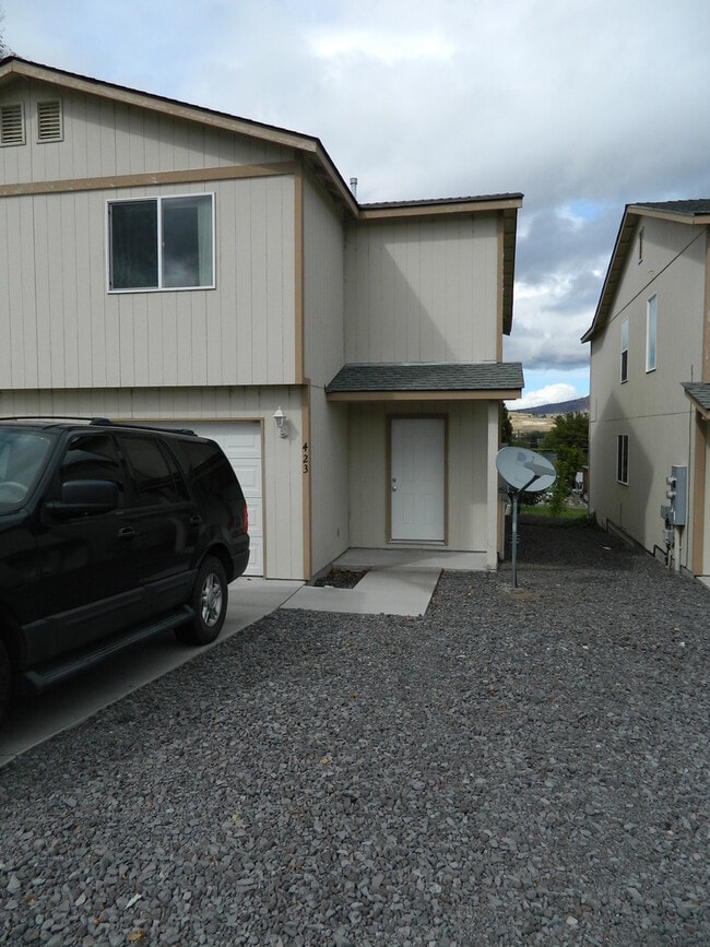 Building Photo - 423 Nosler St