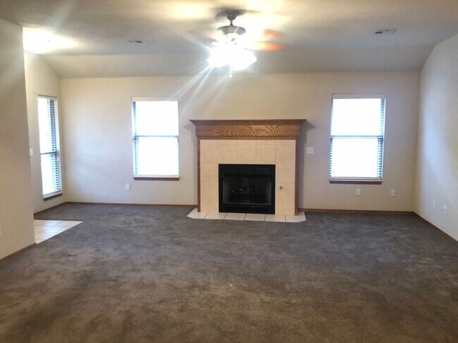 Building Photo - 2 bed 2 bath duplex for rent in Moore near...