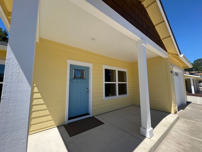 Foto del edificio - 593-599 Oak Knoll Dr