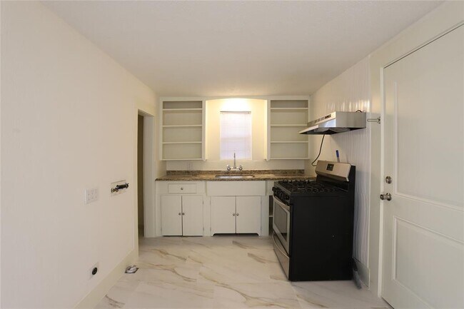 Building Photo - 1327 W 21st St