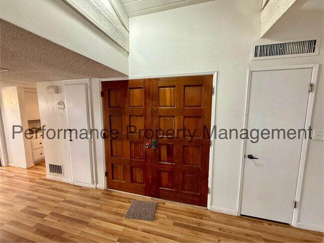 Foto del edificio - Stunning 3 Bed/2.5 Bath + Shop w/ Resident Benefits Package & $0 Security Deposit Option