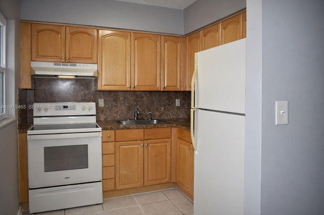 Foto del edificio - 3841 NE 3rd Ave