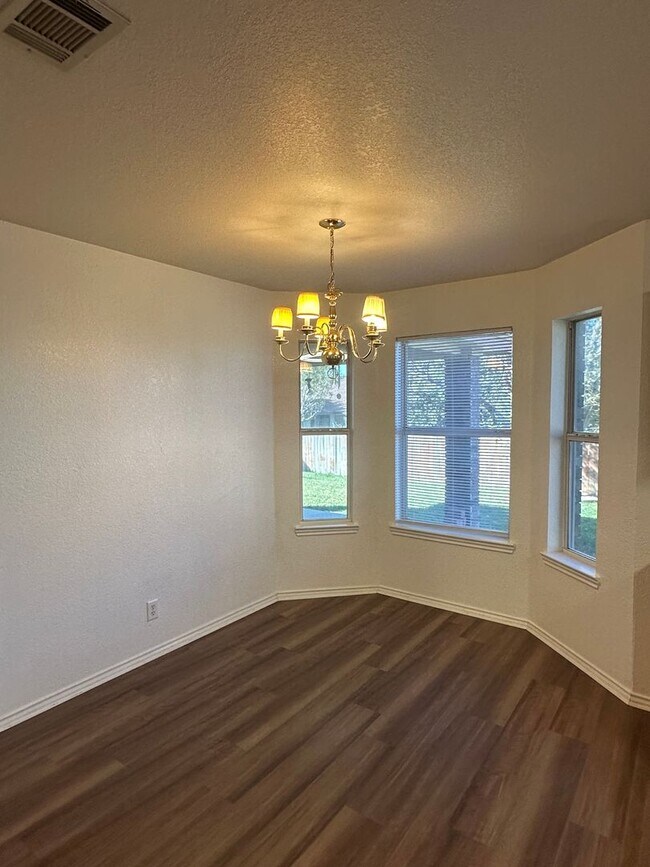 Foto del edificio - 3 bedrooms PLUS Bonus Room