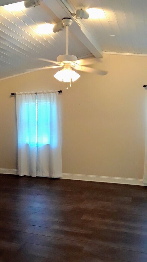 Foto principal - Beautiful 4 bedrooms 2 bath's single famil...