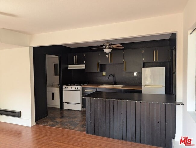 Building Photo - 1323 N Olive Dr