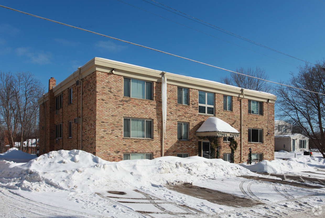 Building Photo - Tonka Manor