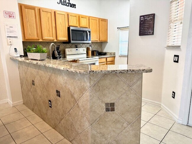 Foto del edificio - Kissimmee Townhome For Rent - Fully Furnished with 3 Bedrooms 2.5 Baths