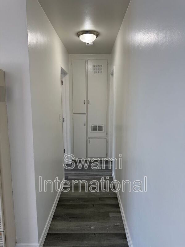 Building Photo - 1102 1/2 W 92nd St