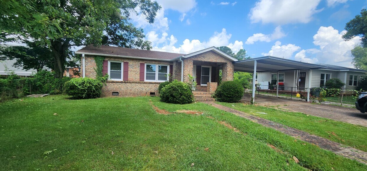 Foto principal - 3 BR/ 1 BA Single Family Home
