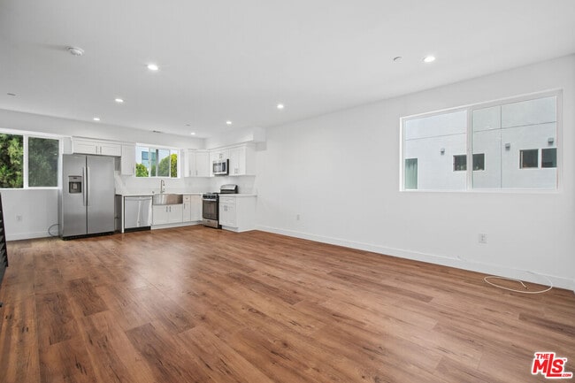 Foto del edificio - 6334 1/2-6332 Beck Ave