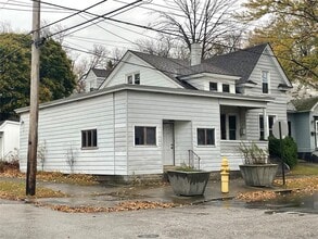 Building Photo - 1063 W 4th St