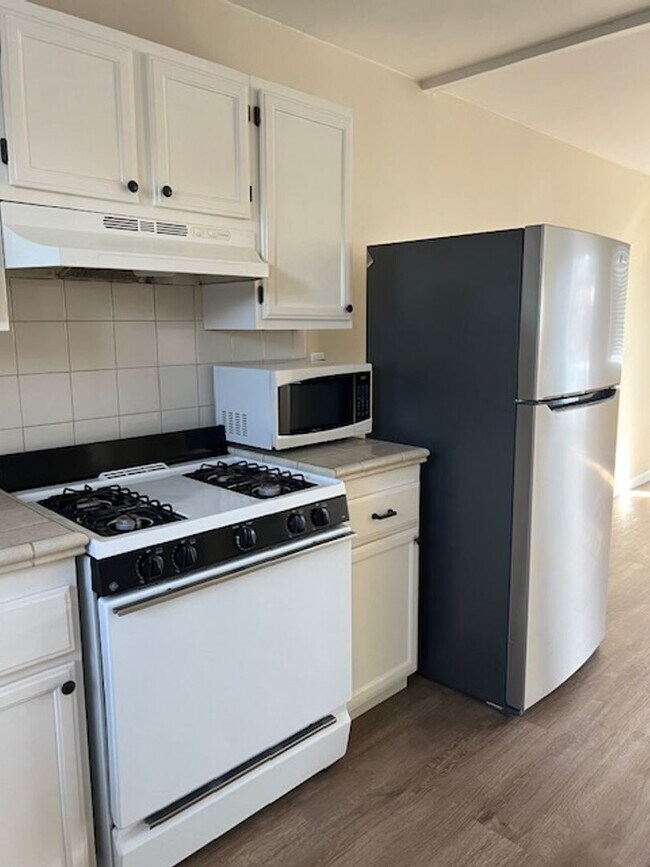 Foto del edificio - 1 Bedroom (Back Unit) of Duplex FOR RENT @...