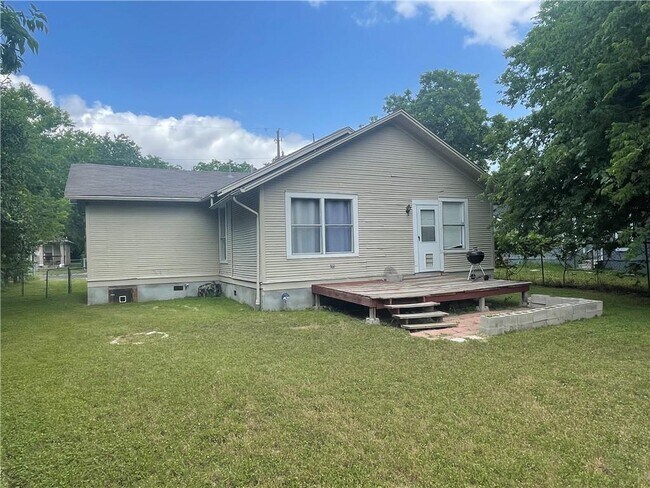 Building Photo - 1129 Saucedo St