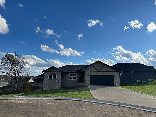 Foto del edificio - NEW CONSTRUCTION 5 Bed 3 Bath w/ Walk Out Basement Waynesville School District